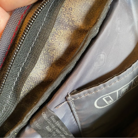 💕Swiss Gear, Multi-Section Crossbody Triangle Sling Bag - Picture 10 of 10